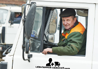 Lkw Fahrer schaut aus Truck Lkw Fahrer Kraftfahrer bei der Arbeit